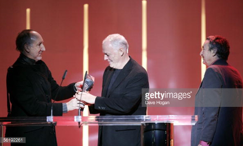 Pete Townshend gives Dave Gilmour award
